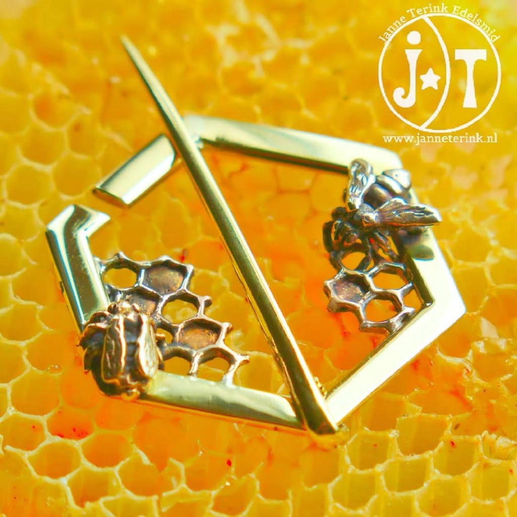 Deze cloackpin gemaakt voor Pandora een lokale imker.