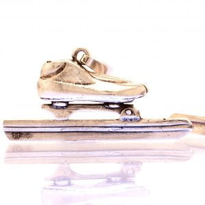 Een klapschaats hanger van zilver die echt kan klappen. 