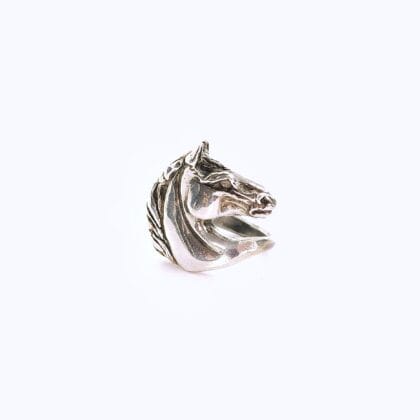 Zilveren ring in de vorm van een gedetailleerd paardenhoofd. De ring is op een witte achtergrond gefotografeerd.