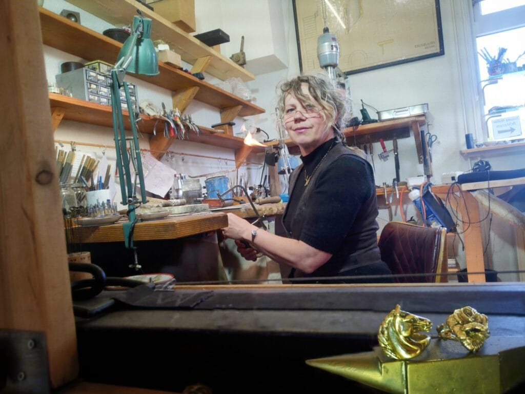 Goudsmid Drenthe? De goudsmid in haar atelier in Borger, Drenthe