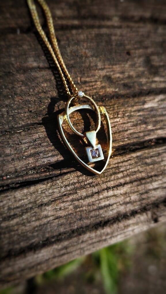 Prachtige hanger gemaakt van eigen goud. Een strak en tijdloos design.