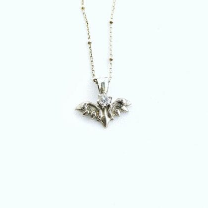 Zilveren vleugel hanger. Deze Custos Alatus hanger met zirkonia aan een bolletjesketting.