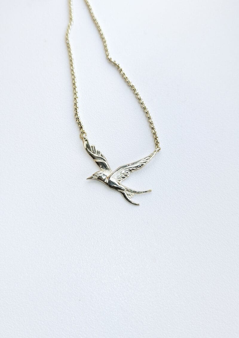 Een zilveren halsketting van 45 cm met een vliegende stern als hanger. De ketting is een 2 mm dikke jasseron.
