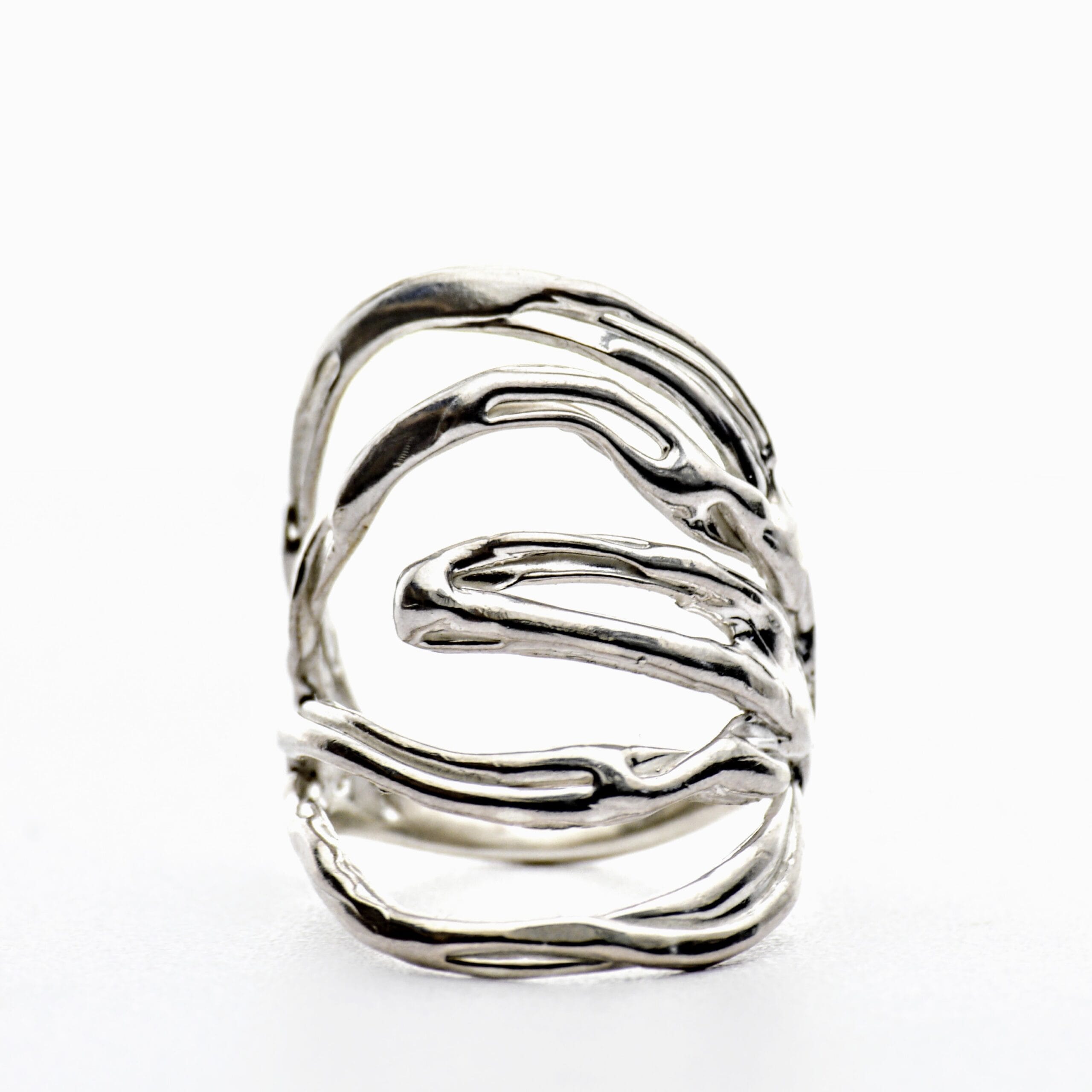 Handgemaakte zilveren wikkel duimring met organische vormen door goudsmid Janne Terink.