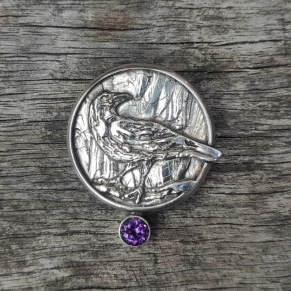 Raaf broche met amethist
