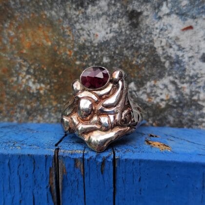 Abstract zilveren ring met granaat (uniek)
